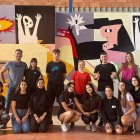 Profesores y alumnos que han pintado el espectacular mural en el IES El Alquián.