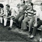 Lalo en el banquillo de Santo Domingo dirigiendo al Poli Ejiso.