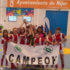 Las chicas del Alhama levantan la Copa.