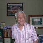 Gómez Pomares en su despacho con imágenes del Poli Almería.