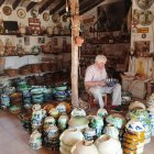 Juan Alfonso Fernández \'el Puntas\' junto a los objetos ya extraídos del horno.