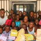 Appiah con los niños y niñas de Caring Home Village.