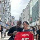 Sergio Akieme le entregó una camiseta a un amigo que está en Tokio.