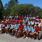 Los jóvenes tenistas posan para el cierre del curso.
