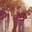 Ñito en primer plano con el grupo.