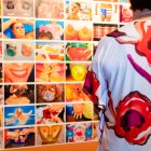 Un visitante recorre la exposición de Martin Parr en el CAF. 