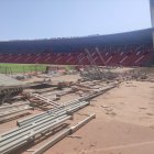 El fondo sur ya se ha retirado y la grada de cemento ya luce de rojo.