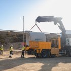 Los trabajadores descargando tubos para el drenaje de las obras