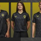Luis Suárez, Nadia López y Rodrigo Ely con las nuevas equipaciones.