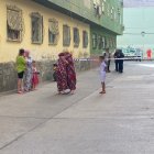 Dos vecinas se abrazan tras conocer la muerte de una mujer a manos de su pareja en Pescadería.