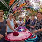 Vicarias con sus piezas de ganchillo.