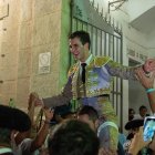 Samuel Navalón, en su debut con picadores, ha salido a hombros con tres orejas de la Plaza de Toros de Almería.