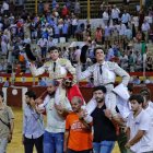 Jorge Martínez y Roca Rey salen a hombros de la Plaza de Toros de Almería. Foto: Lances de Futuro.