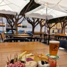 Picada uruguaya, con quesos, embutidos, mayonesa, picos y frutos secos.