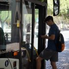 Un jóven que se encontraba subiendo a uno de los autobuses de Surbus para dirigirse a su destino.