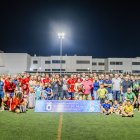 Los equipos posando con la familia del malogrado jugador.