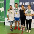 Emilio José Guirado con los campeones y Abigail Guerrero.