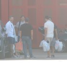 Vicente Moreno y su cuerpo técnico saliendo con sus pertenencias.