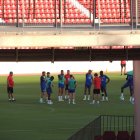 Víctor Fortes hablando con el equipo con Alberto Lasarte muy atento.
