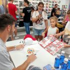 Firmando su foto en el álbum de cromos de LaLiga.