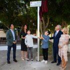 Momento en el que se descubre la placa de la nueva calle