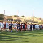 Los equipos preparados en el césped.