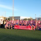 Todos quisieron posar con la pancarta del amigo.