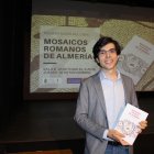 Sergio Fernández Cervilla durante la presentación de su libro en El Ejido.