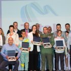 Los premiados brillan en el escenario.