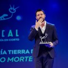 Álvaro Morte, con el Premio Almería Tierra de Cine.