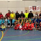 Los equipos posando en el centro de la pista.