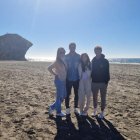 Levy y su familia, en la playa de Mónsul.