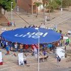 Instante en el que se levantó la lona este martes en el campus de la UAL por el Giving Tuesday.