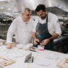 José Álvarez y David López, en la cocina de La Costa.