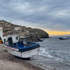 El pesquero varado desde finales de octubre y al fondo el que encalló la pasada madrugada.