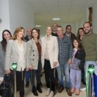 La familia de Enrique Miras acompaña a la alcaldesa, María del Mar Alfonso, en la inauguración del nacimiento.