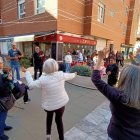 Vecinos bailando al ritmo de las gaitas.