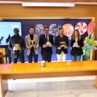 Foto de familia del alcalde de El Ejido y la edil de Cultura con los emisarios de los Reyes Magos.