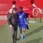 Joao saluda a Luis Suárez antes del entrenamiento.