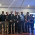 La corporación municipal posa junta a Jose María Ridao, Hijo Predilecto de la Villa.