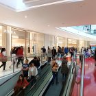 El Centro Comercial Torrecárdenas abarrotado de personas en el primer día de rebajas.