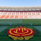 Salida al terreno de juego con la preferencia, que fue la primera grada en remodelar.