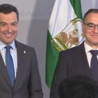 Juanma Moreno, presidente, y José Céspedes, rector de la UAL.