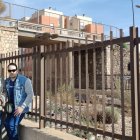 Juan Ortega Gil y su hijo Valen, vecinos del barrio, han ido este domingo a despedirse del puente. Foto: Fran Ortega.