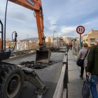 Las máquinas ya están acabando con el asfaltado del puente