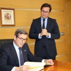El consejero de Industria de la Junta, junto al alcalde de El Ejido, firmando en el Libro de Honor.
