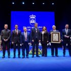 Foto de familia de las autoridades políticas y homenajeados en la I Gala del Día del Municipio de Adra.