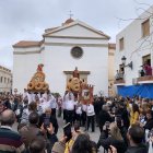 Los costaleros alzan los santos al cielo antes de comenzar la procesión.