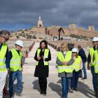 La alcaldesa junto a la concejal de Urbanismo recorriendo la nueva escalinata