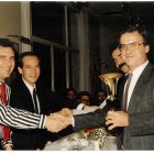 Pepe Jurado saluda a Paco Díaz Casimiro junto a Santiago Martínez Cabrejas.